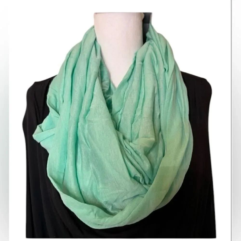 NWT green  infinity scarf so many looks from one accessory